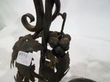 un vase en métal contenant des fleurs, posé sur une table