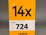 une boîte orange portant le numéro 744, posée sur une table