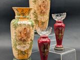 trois vases posés sur un socle transparent