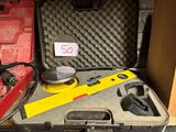 une caisse d'outils avec des outils à l'intérieur, posée sur le sol