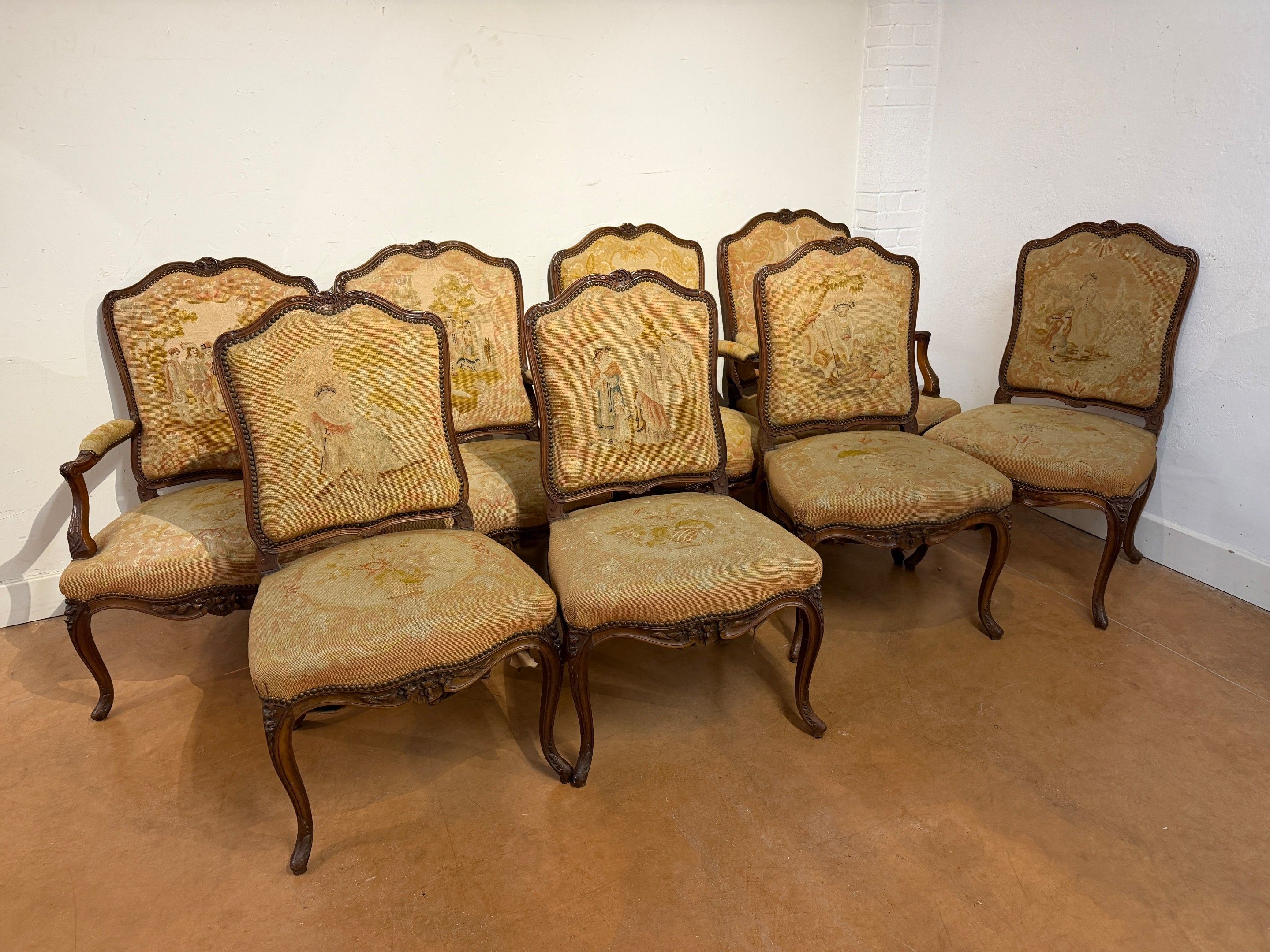 MOBILIERS DE SALON composé de quatre fauteuils et quatre cha…