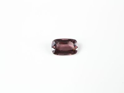 une tourmaline rose posée sur un fond blanc