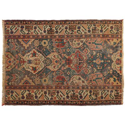 un tapis ancien orné d'un motif multicolore sur fond blanc