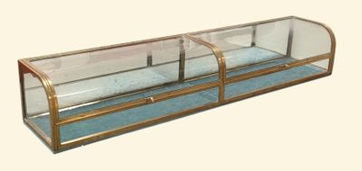 une vitrine en verre posée sur un tapis bleu