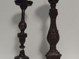 paire de bougeoirs anciens en bois aux sculptures raffinées