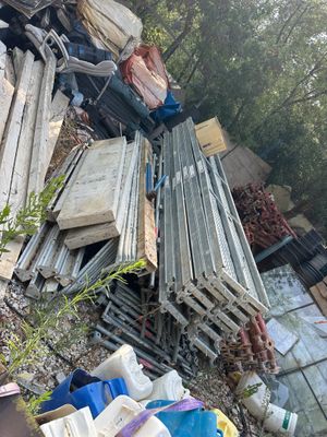 un tas de bois posé par terre à côté d'un tas d'ordures