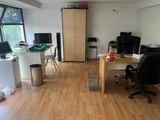 une pièce équipée d'un bureau, d'une chaise et d'un ordinateur