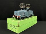 un petit train posé sur une boîte verte