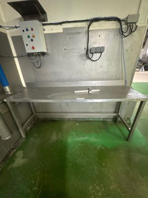 une machine posée au milieu d'un sol vert