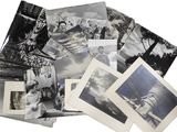 plusieurs photographies en noir et blanc représentant des personnes dans un champ bordé d'arbres