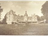 une vieille photo d'un grand bâtiment au milieu d'un champ