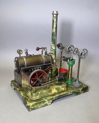 une petite maquette de machine à vapeur posée sur une table