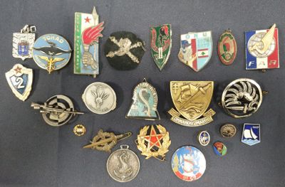 de nombreux types de badges différents sur un fond noir