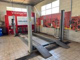 une photo d'un garage rempli de matériel