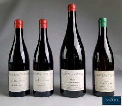 trois bouteilles de vin sont alignées sur une table