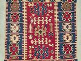 un tapis rouge et bleu à motifs