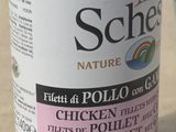 une boîte de filets de poulet à côté d'un verre de vin