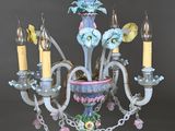 un lustre auquel sont suspendues des fleurs et des bougies