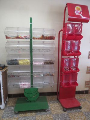 un présentoir de bonbons dans un coin d'un magasin