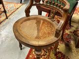une chaise posée sur un tapis dans une pièce