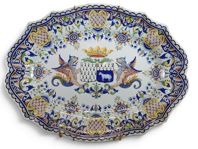 an image of a decorative plate with a coat of arms on it