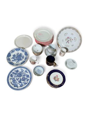 beaucoup d'assiettes et de bols sur la table