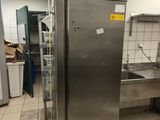 un réfrigérateur en acier inoxydable dans une cuisine avec un évier