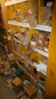 - 9 Rayonnages comprenant de la visserie de toutes marques, … (photo 2)