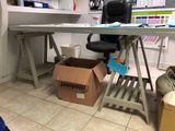 un bureau avec une chaise et une boîte posée devant