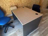 un bureau devant lequel se trouve une chaise bleue