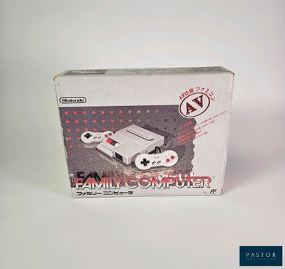 La boîte de la console de jeux est vide et prête à l'emploi.