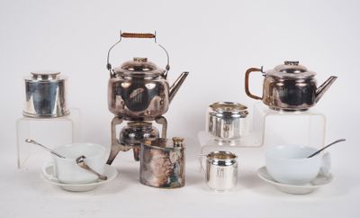 beaucoup de théières et de tasses en argent sur la table