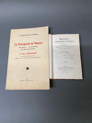 un livre ouvert posé sur une table, à côté d'un autre livre