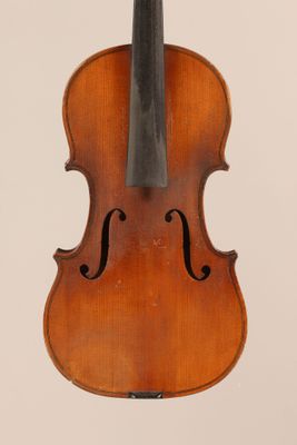 un vieux violon avec un archet sur fond blanc