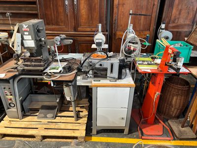 Il y a de nombreux types de machines et d'outils différents dans cette pièce