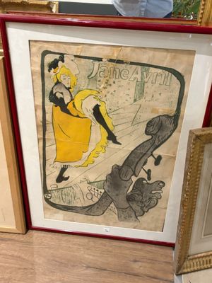 une photo d'une photo d'une femme en robe jaune, et une photo d'une femme en robe jaune, et une photo d'un homme en