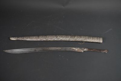 un petit couteau et un grand couteau posés sur une table