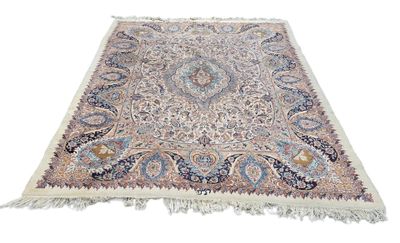 un gros plan d'un tapis sur une surface blanche avec un fond blanc