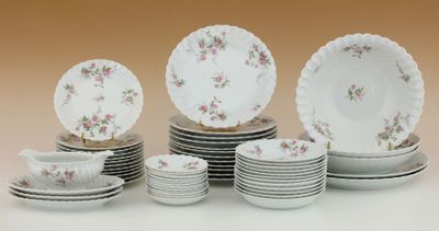 beaucoup d'assiettes et de bols sur la table