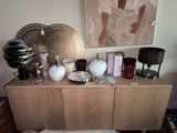 l'image d'une table sur laquelle sont posés de nombreux objets