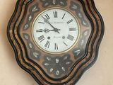 une horloge à chiffres romains accrochée au mur