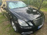 une photo d'une Mercedes Classe S noire garée dans l'herbe