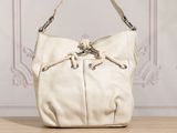 un sac à main blanc posé sur une table
