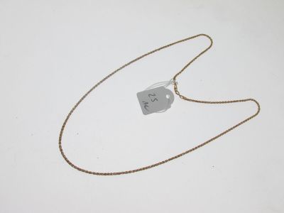 collier composé d'une médaille suspendue à une chaîne, à laquelle est fixée une autre chaîne
