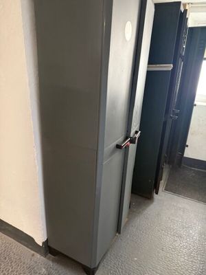 un réfrigérateur qui se trouve dans un coin de la pièce