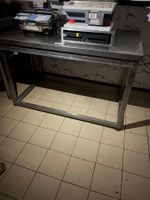 Une table inox.