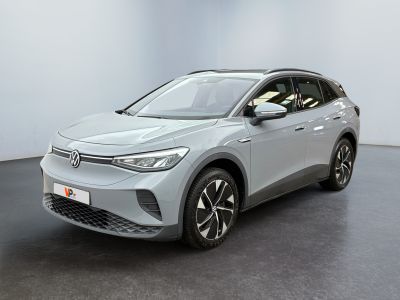 un SUV Toyota C-HR argenté garé dans une pièce blanche