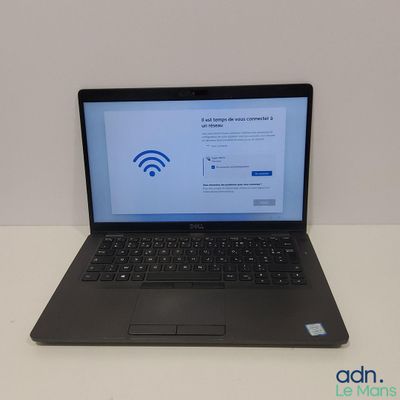 un ordinateur portable posé sur une table, avec le symbole du Wi-Fi affiché à l'écran