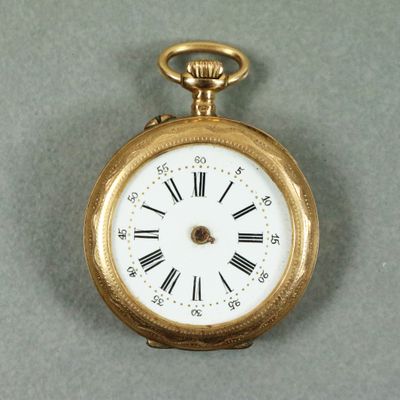 une montre de poche en or avec des chiffres romains sur le cadran