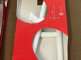 deux manettes Nintendo Wii dans la boîte posée par terre